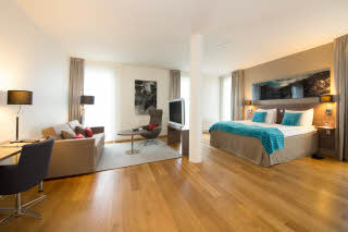 Dobbeltseng og interiør i Junior Suite, Scandic Stavanger Airport