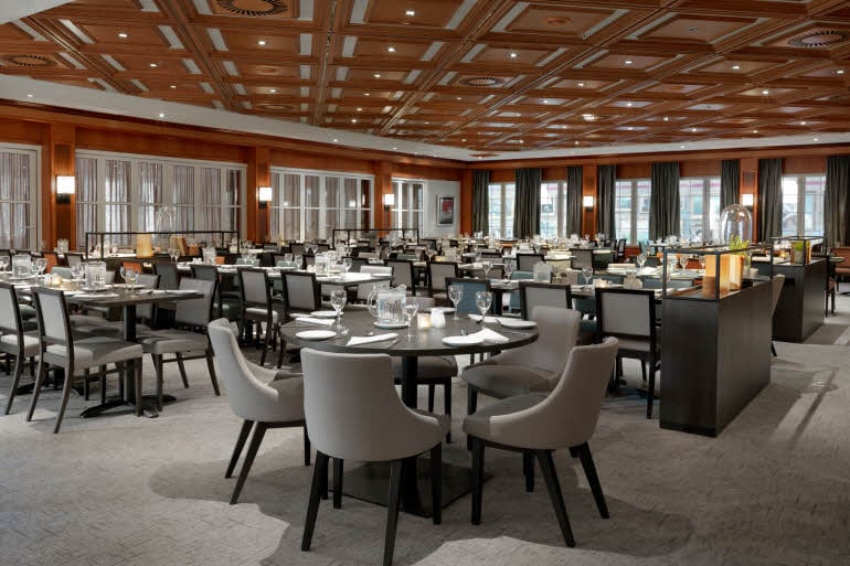 Bord og stoler i restaurant