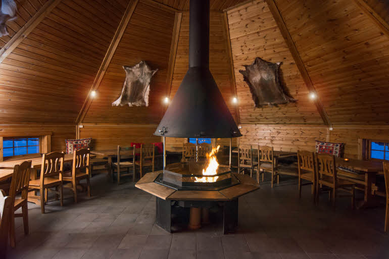 Hotellets gamme med opptent bål