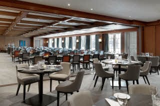 Bord og stoler i restauranten