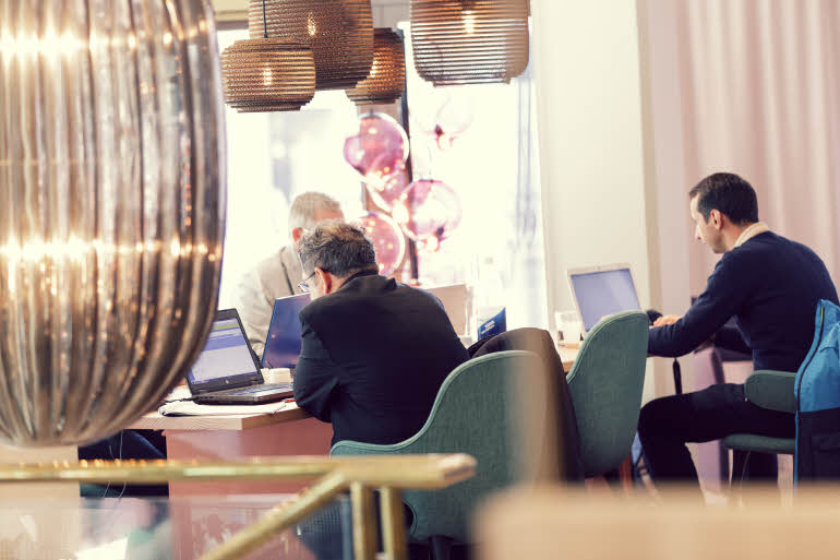 Personer jobber i lounge