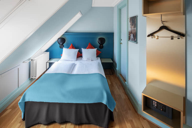Overview Room Economy Queen Size Bed