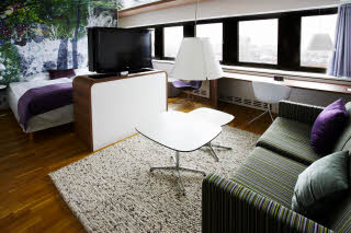 Dobbeltseng og stue i Junior Suite, Scandic Copenhagen