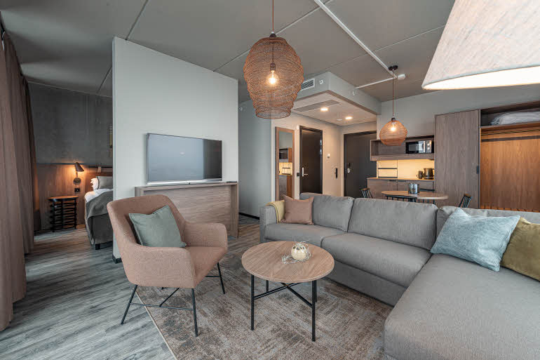 sofagruppe i master suite på scandic sortland