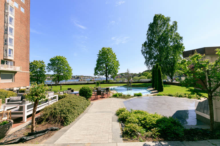 Hotellfasade med parkområde, Scandic Park Sandefjord