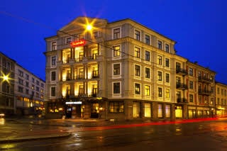 Hotellfasaden i kveldsbelysning, Scandic Holberg