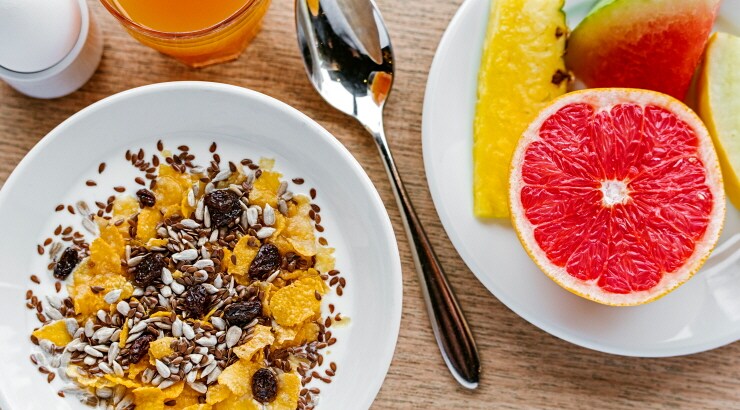 Deilig og næringsrik frokost med cornflakes og frukt Frokost med cornflakes og frukt
