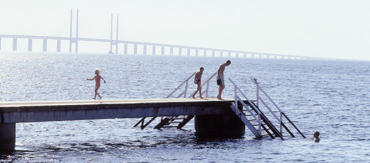 På Amager Strandpark kan barna svømme med Øresundbroen i bakgrunnen