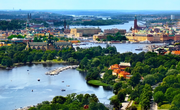 Sommerlig utsikt over Stockholms vakre skjærgård med Det kongelige Slott i bakgrunnen
